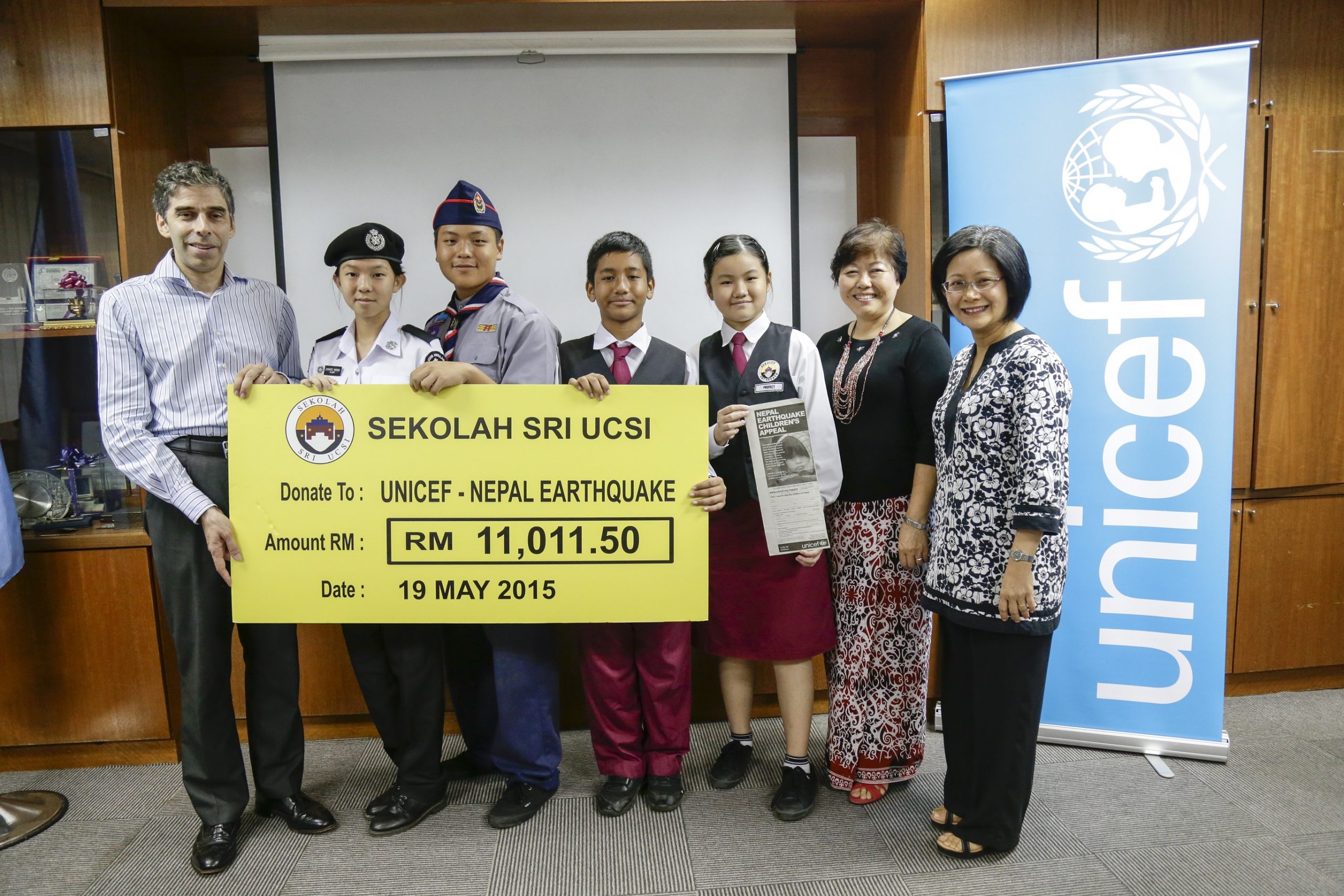 GROUP PHOTO: (left-right) Mr Richard Beighton, chief, Private Sector Fundraising & Partnerships, UNICEF Malaysia joined by Eunice Wong Ze Way, president of the St John Ambulance club; Edmond Lim Ngee Jun, president of the scouts club; the primary school head prefects Hakeem Yunusmetov and Ng Yan Theng, and primary and secondary principals of Sekolah Sri UCSI, Mrs Woo and Mrs Tan during the donation presentation.